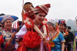 Nữ ít hơn nam, người Trung Quốc khốn khổ lo tiền cưới vợ cho con trai