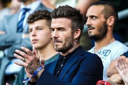 Beckham đứng dậy vỗ tay sau khi nữ tuyển thủ Anh sút xa đẹp mắt