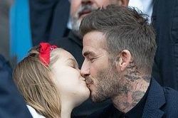 David Beckham tiếp tục hôn môi con gái 8 tuổi khi đi xem bóng