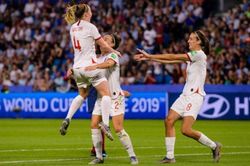 Beckham cùng con gái ăn mừng tuyển nữ Anh vào bán kết World Cup