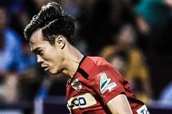 Văn Toàn lừa qua thủ môn, ghi bàn cho HAGL