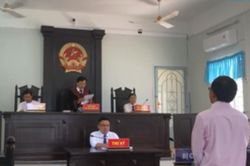 Tiến sĩ bị 'tố' lừa tình được giảm án