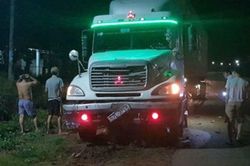 'Đấu đầu' xe container, 1 người chết, 1 người trọng thương
