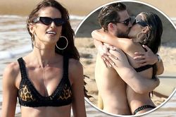 Siêu mẫu nội y Izabel Goulart đắm đuối hôn tình trẻ trên biển