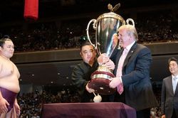 Ông Trump 73 tuổi vẫn muốn đấu vật với sumo