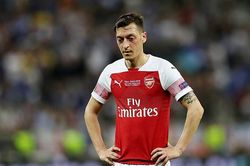 Arsenal bất lực với 'ông kễnh' Ozil