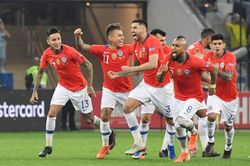 Alexis Sanchez 'kết liễu' Colombia, Chile bay vào bán kết