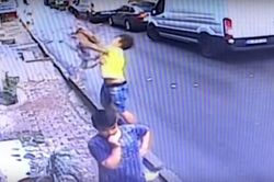 Video thiếu niên tay không 'tóm' bé hai tuổi rơi từ tầng 2