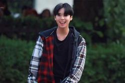 Được dàn fanboy hùng hậu cổ vũ và đây là phản ứng đáng yêu của 'tiên tử nháy mắt' Park Jihoon