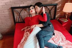 'Lầy' như Cris Phan: Lấy vợ rồi còn ôm chặt 'tình cũ' tình cảm trên giường