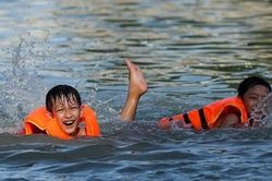 Ngày hè đổ lửa, trẻ nhỏ thôn Trầm giải nhiệt nơi bể bơi nhân tạo