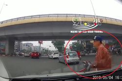 Clip: Người đàn ông đi xe máy tự lao đầu vào ô tô, lăn đùng ngã ngửa nhằm ăn vạ