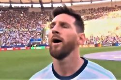 Messi gây ngạc nhiên vì hát quốc ca Argentina