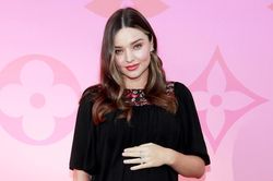 Cựu thiên thần Miranda Kerr mặc đẹp nhất tuần với đầm bầu in họa tiết