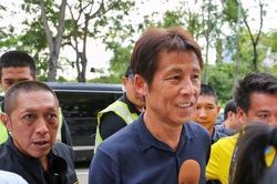HLV Nhật Bản được tháp tùng nghiêm ngặt dự khán trận đấu ở Thai League