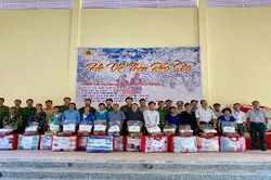Công an tỉnh Lào Cai tổ chức chương trình thiện nguyện Hè về trên rẻo cao tại xã Nậm Chày