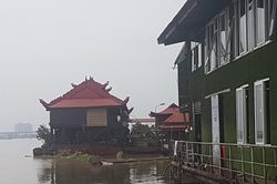 'Biệt phủ', nhà hàng trái phép trên sông Hồng: Nơi quyết liệt, chỗ thờ ơ