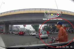Clip: Người đàn ông đi xe máy tự lao đầu vào ô tô, lăn đùng ngã ngửa nhằm ăn vạ