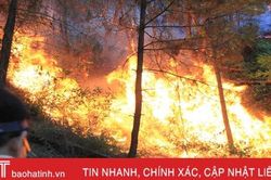 Đám cháy bùng phát trở lại, rừng Nghi Xuân nằm trong biển lửa