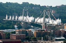 Khoảnh khắc cây cầu Italy bị giật sập trong vòng 7 giây
