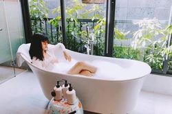 Bạn gái tiền vệ 'đá sân nhỏ 9 điểm' mặc nội y ren gây sốc hơn cả Ngọc Trinh
