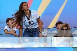 Vợ Messi diện đồ bó sát, khoe đường cong bốc lửa trên khán đài trận gặp Venezuela