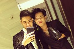 'Thánh chơi đàn' K-ICM mê mệt gam màu đen, diện đồ đôi cùng Jack cực đáng yêu