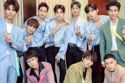 Tùng Maru (Uni5) hào hứng khoe ảnh cả nhóm chụp chung với NU'EST: Lục Huy 'thông đồng' hẹn mặc chung đồ với boygroup Kpop?