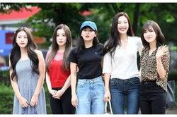 Lên đồ 'lồng lộn' thì bị chê xối xả đến khi mặc đồ giản dị thì Red Velvet lại được khen ngợi hết lời