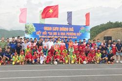 Giao lưu bóng đá kết nối 'Sa mu và Hoa phượng đỏ'
