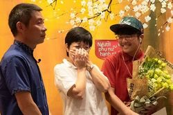MC Thảo Vân bật khóc nức nở trước món quà của Công Lý và con trai