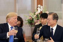 Hàn Quốc lấy lòng TT Trump bằng bít tết bò Mỹ và golf thủ nữ