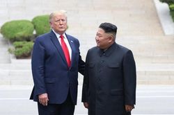 Khoảnh khắc khác thường khi vệ sĩ Trump - Kim đứng cạnh nhau ở DMZ