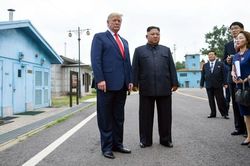 Ông Trump trở thành Tổng thống Mỹ đầu tiên bước chân vào lãnh thổ Triều Tiên