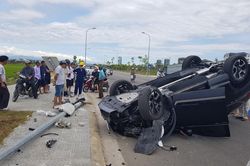 Tông cột điện, ô tô hiệu CR-V lật ngửa bụng khiến 2 người bị thương