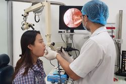 Nguyên nhân khó ngờ khiến cô gái trẻ không thể cười, sụt 14 kg
