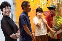MC Thảo Vân bật khóc trước món quà bố mẹ Công Lý tặng trong ngày Gia đình