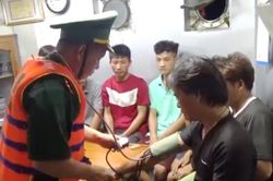 8 người may mắn được cứu sống sau nhiều giờ trôi trên biển