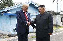Tổng thống Trump có 'ngày huyền thoại, lịch sử' ở Triều Tiên