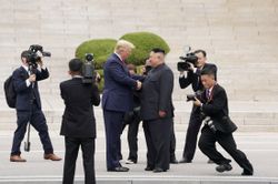 Video trọn vẹn cuộc gặp giữa Tổng thống Donald Trump và Chủ tịch Kim Jong Un tại Bàn Môn Điếm