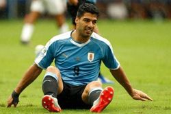 3 lần bị từ chối bàn thắng, Uruguay rời Copa America trong nước mắt của Suarez