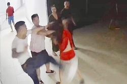 Nửa đêm, côn đồ kéo vào chung cư đánh hội đồng cô gái trẻ