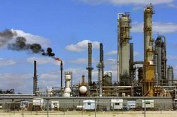 Giá dầu tăng vọt nhờ OPEC+ sẵn sàng kéo dài thỏa thuận cắt giảm nguồn cung