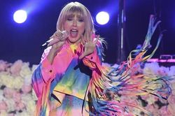 Lý do khiến 'rắn chúa' Taylor Swift la làng rằng mình bị 'bắt nạt' cũng thật éo le