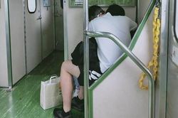 Phản cảm cặp đôi vô tư 'diễn nóng' trên tàu điện
