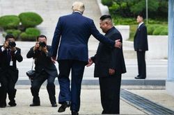 20 bước chân làm 'rúng động chính trường' thế giới của ông Trump