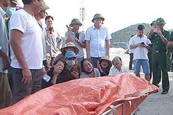 Xé lòng nỗi đau quê nghèo đón thi thể thuyền viên về đất liền