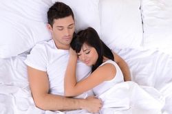 Cô hàng xóm đa tình nằm ngủ ngon lành trong vòng tay chồng tôi