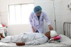 Cứu sống bệnh nhân có khối u não khổng lồ nằm sâu dưới nền sọ