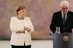 Tình báo các nước tìm lý do bà Merkel run rẩy khó hiểu